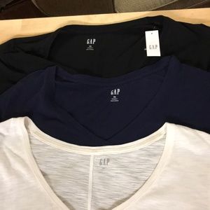 3 gap v neck tees